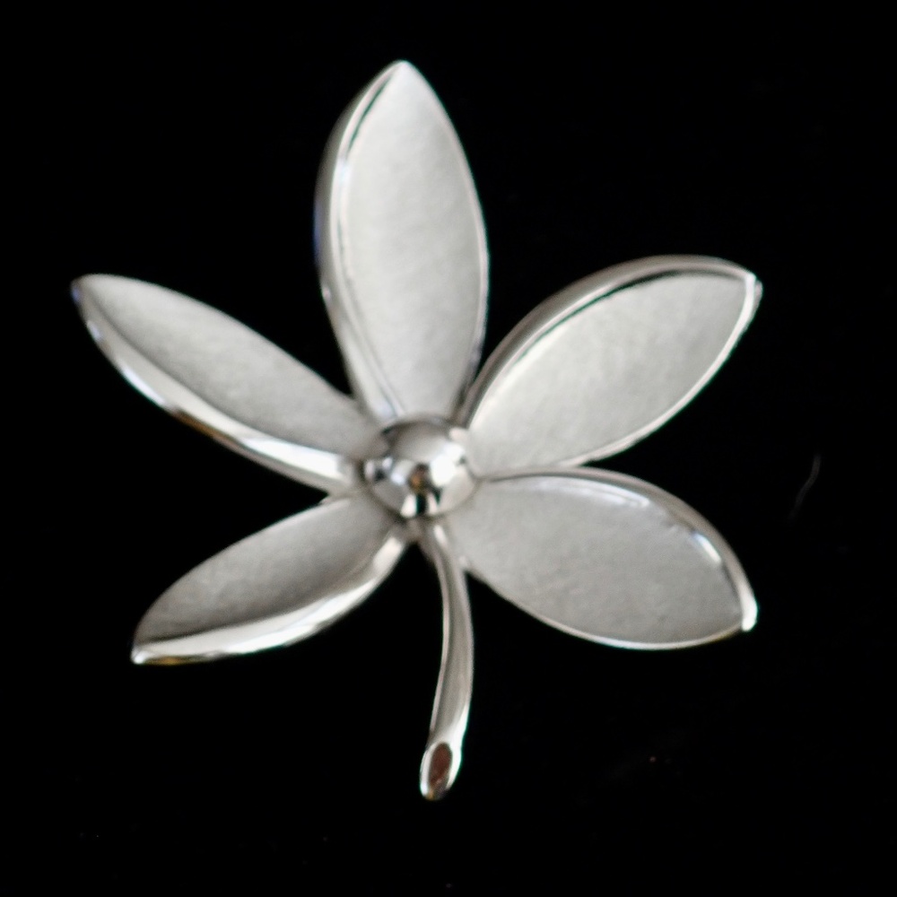 Crown Trifari Silver Tone Brooch Flower Plumeria Mid-Century Modern Vintage MCMM - Picture 1 of 8